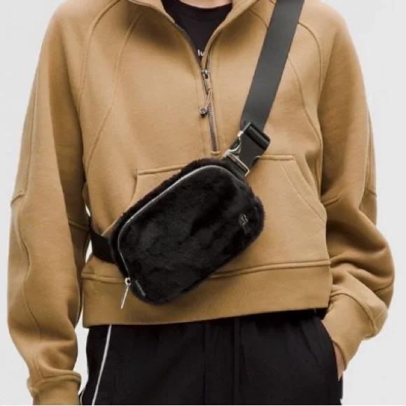 NWT Lululemon Plush Fleece Everywhere Belt Bag 1L in Black and Gold - Picture 7 of 13